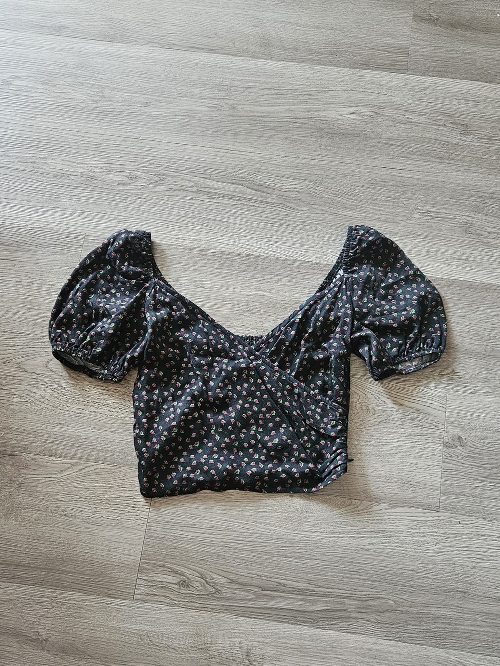 Urban Outfitters Black Floral Puff Sleeve Crop Top